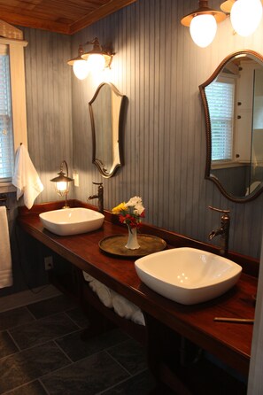 Douche, sèche-cheveux, serviettes fournies, savon