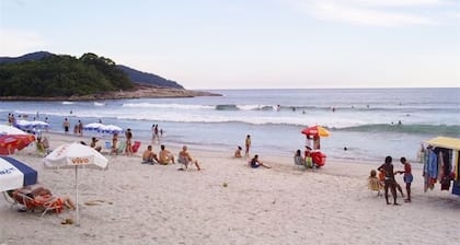 Camburizinho NAHE DER PONTE 100 m vom Strand entfernt, mit 4 Schlafzimmern (2 en-suite)