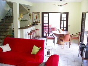 Una Smart TV, una chimenea