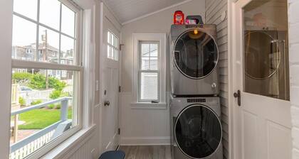 Lovely & Steps to Finest Beach. Center of Cape May. Multi-Car Private Driveway!