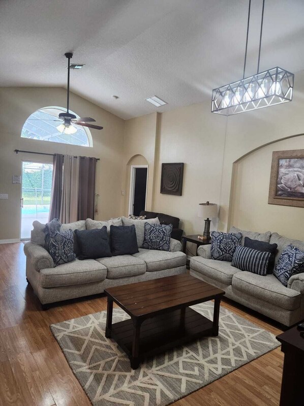 Smart TV, reproductor de DVD, biblioteca musical y videoteca