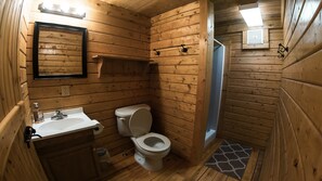 Serviettes fournies, savon, shampoing, papier toilette