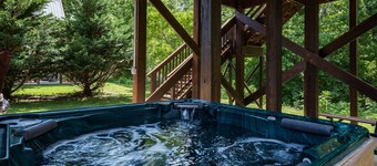 Beautiful Romantic River front cabin with mountain views,fantastic location!