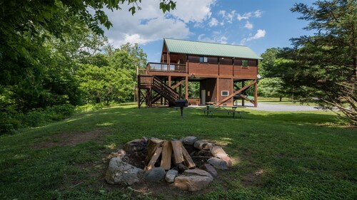 Beautiful Romantic River front cabin with mountain views,fantastic location!