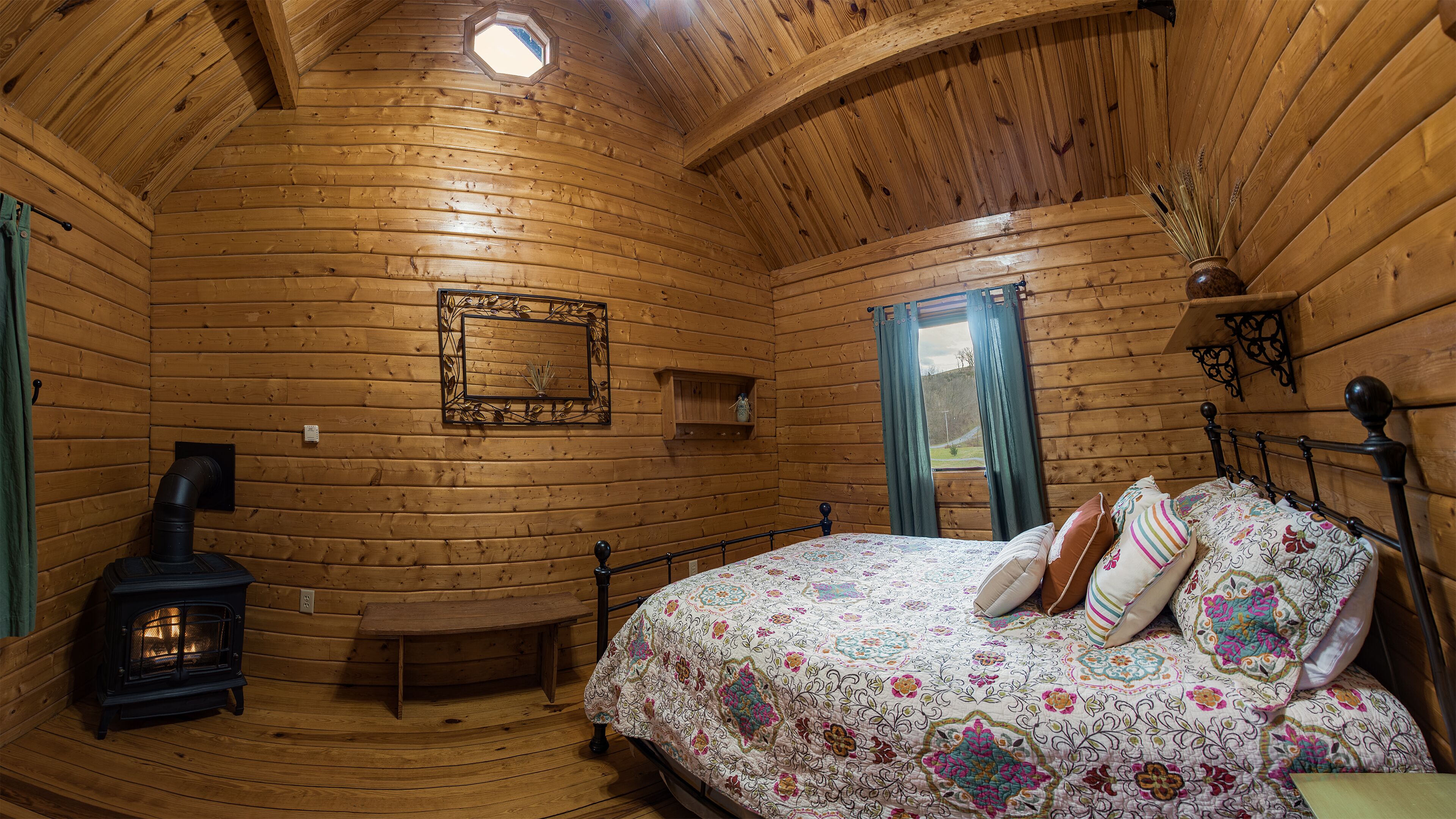 Beautiful Romantic River front cabin with mountain views,fantastic location!