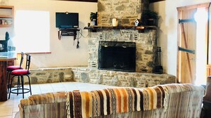 Living area - Maner Lodge getaway, views from 1 of highest elevation pts, BBQ, 30min FBG (Doss)