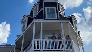 A multi-story building with a balcony and an American flag. - Maner Lodge getaway, views from 1 of highest elevation pts, BBQ, 30min FBG (Doss)