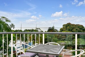 Outdoor dining - Best Location in Cairns - Ocean Views (Cairns)