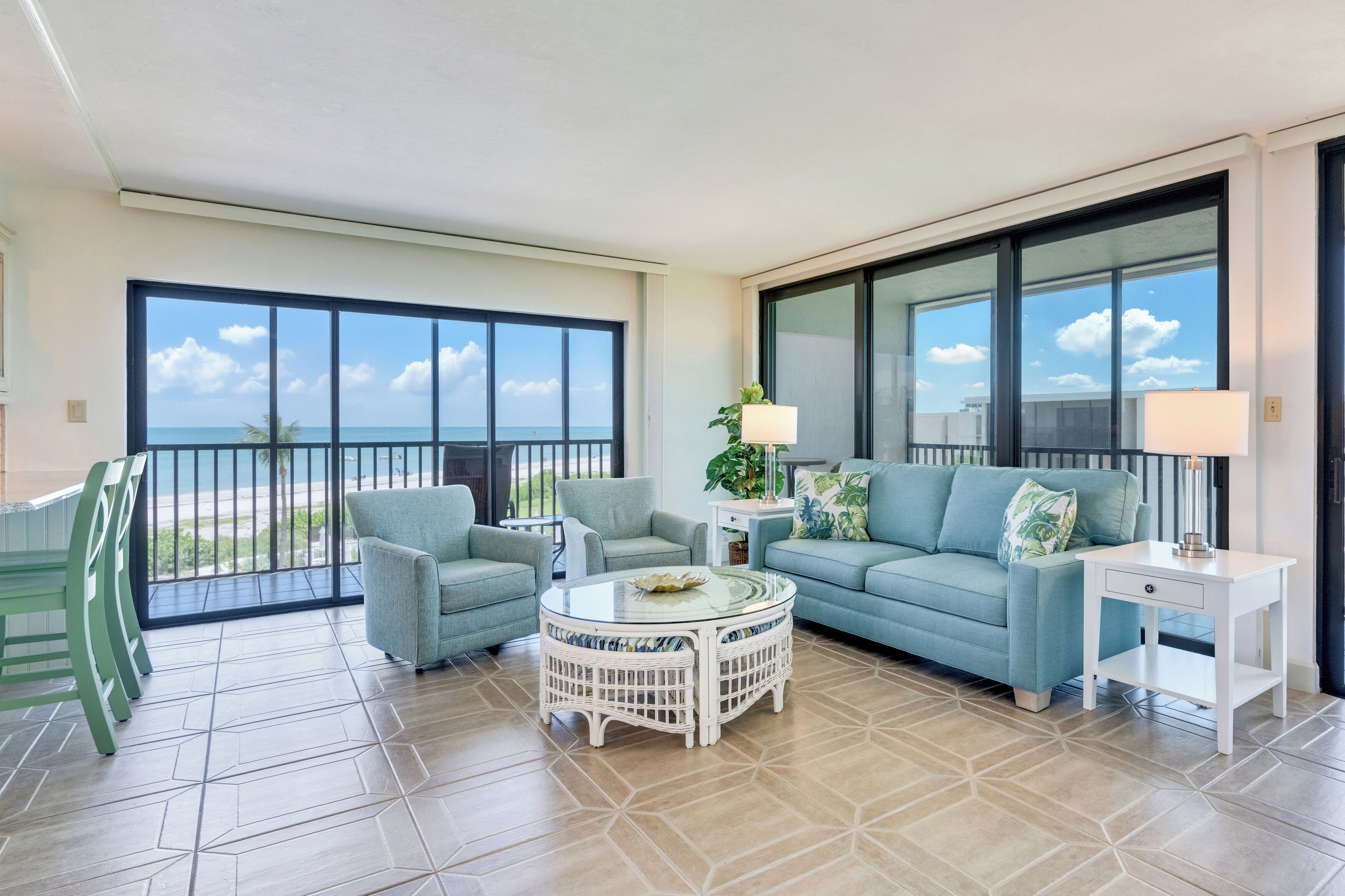 TV connectée, lecteur de DVD, jouets, livres