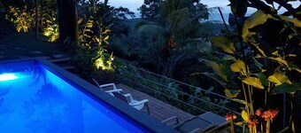 Ocean View Villa with Private Pool, Huge Floating Deck & Direct Sunsets!