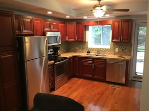 冰箱、微波炉、烤箱、炉灶