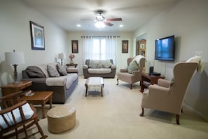 TV, DVD player - Beautiful furnished home in Salisbury, MD. (Salisbury)