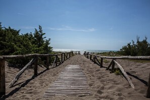En la playa, camastros y toallas de playa 