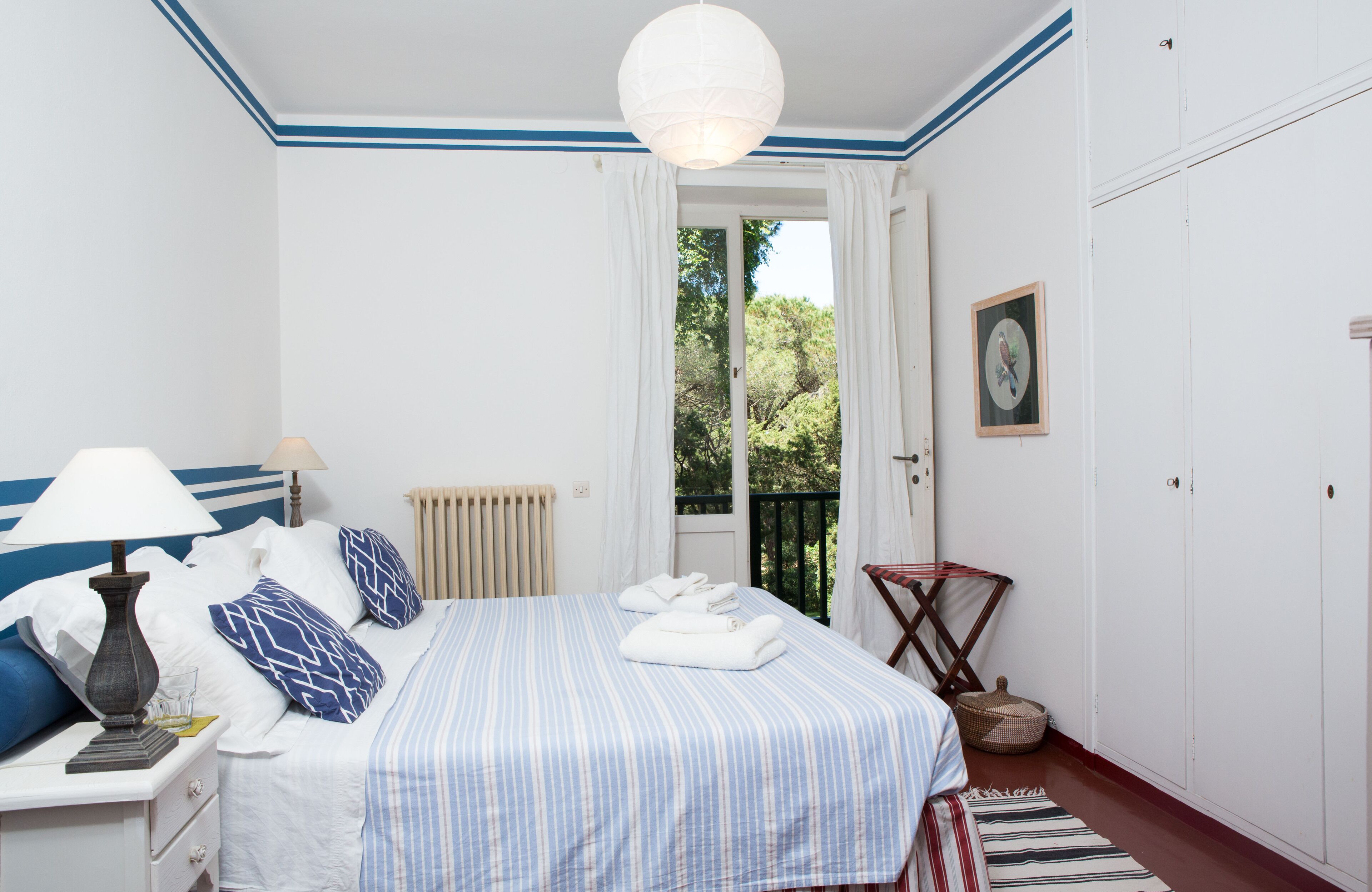 3 habitaciones, tabla de planchar con plancha y cuna de viaje 