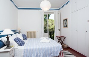 3 habitaciones, tabla de planchar con plancha y cuna de viaje 