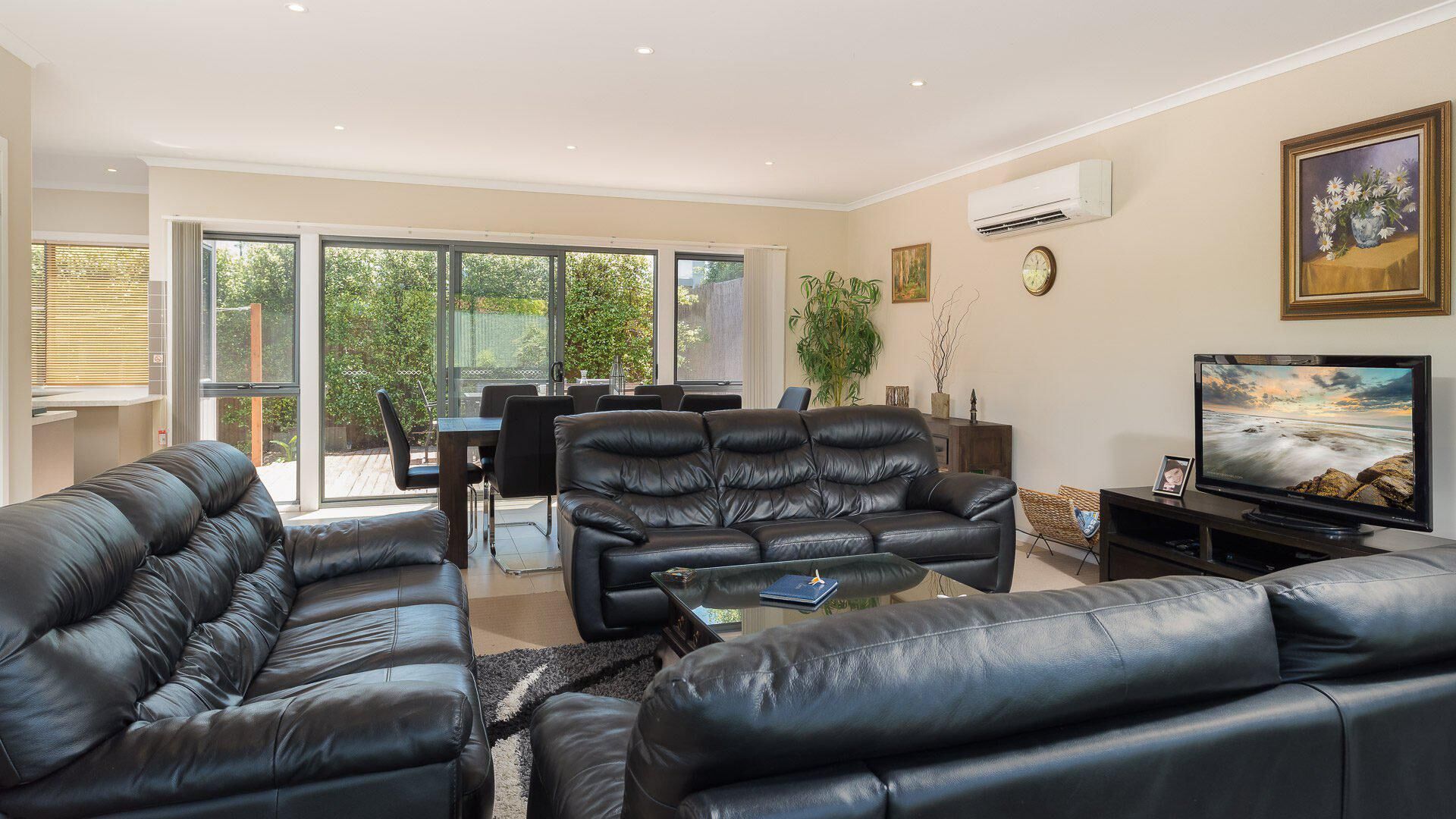 Televisie, een dvd-speler, boeken en een filmbibliotheek