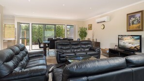 Télévision, lecteur de DVD, livres, vidéothèque