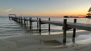 在海滩、沙滩椅