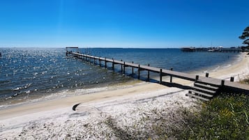 在海滩、沙滩椅