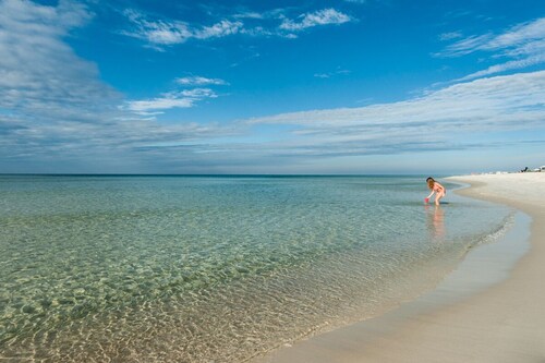 Stunning Waterfront Villa w Incredible Views - Htd Pool, Spa, Dock, Beach, Gm Rm