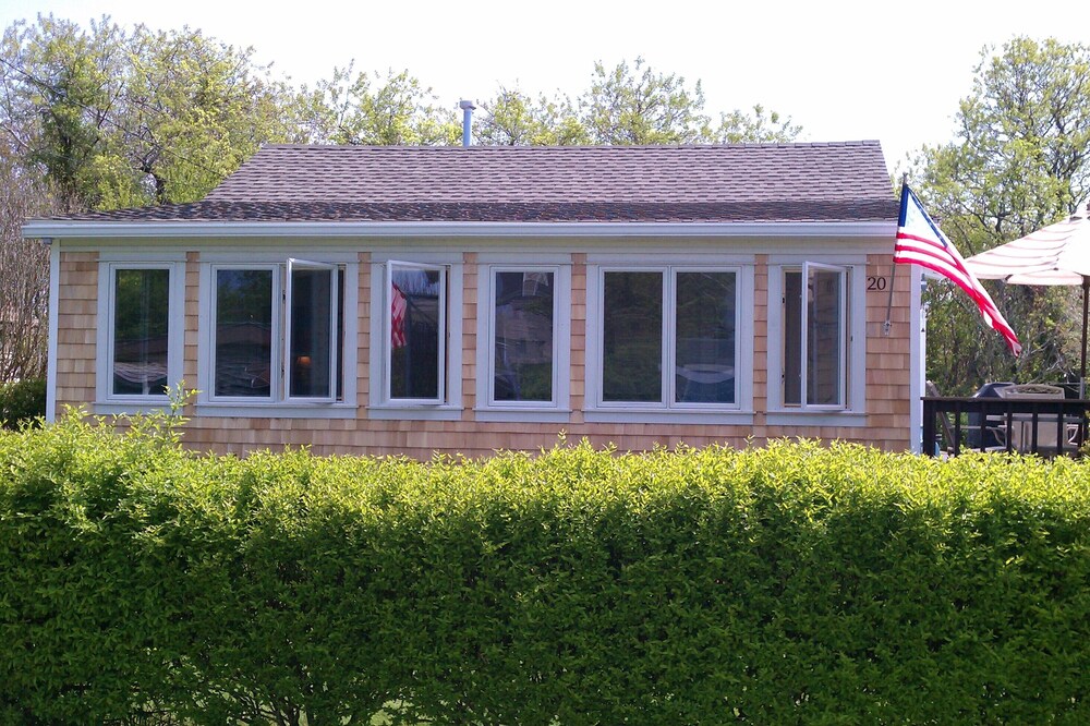 Great Point Judith location! Walk to Iggys, Aunt Carries! AC! Year round rental!