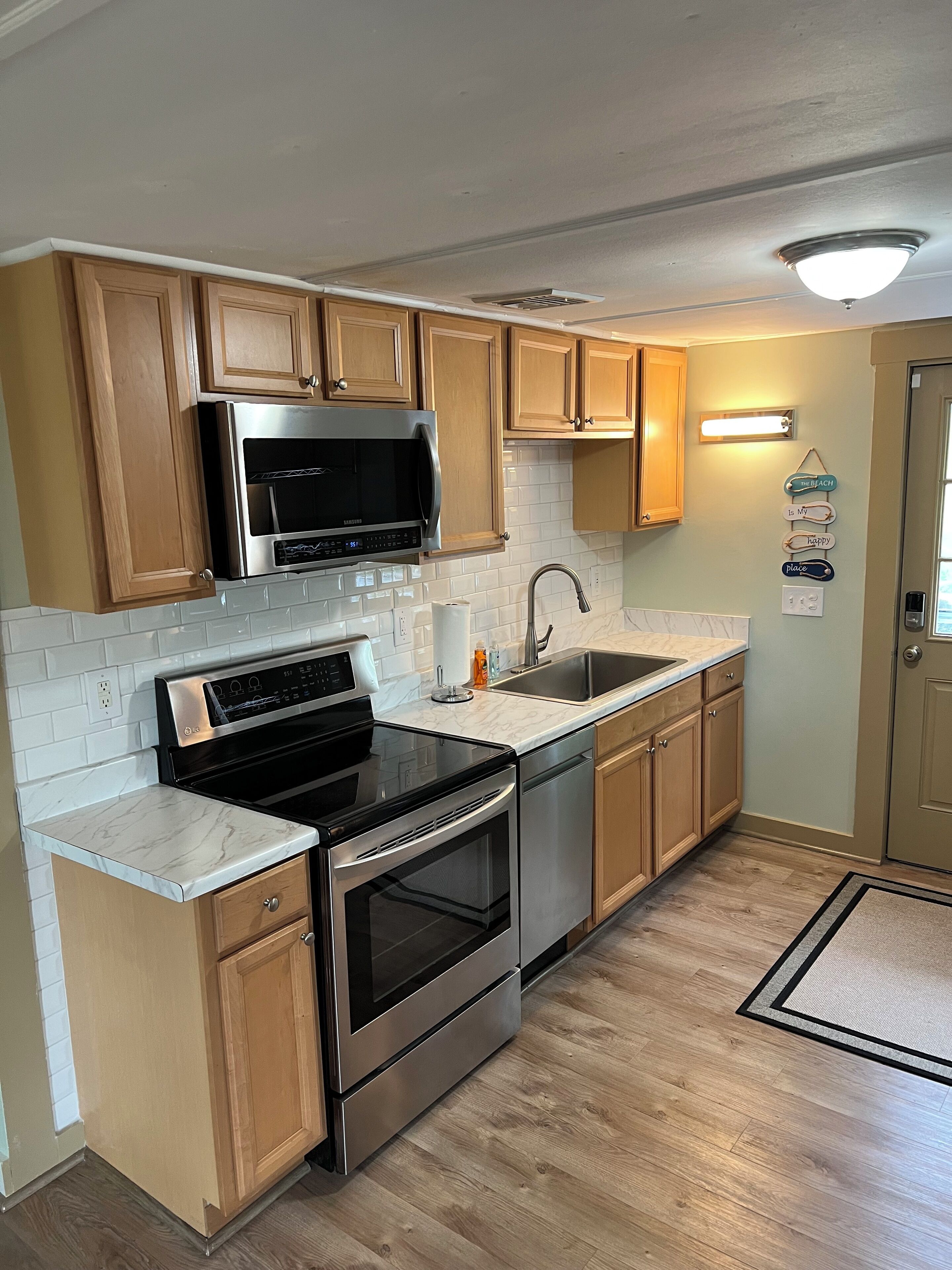 Great Point Judith location! Walk to Iggys, Aunt Carries! AC! Year round rental!