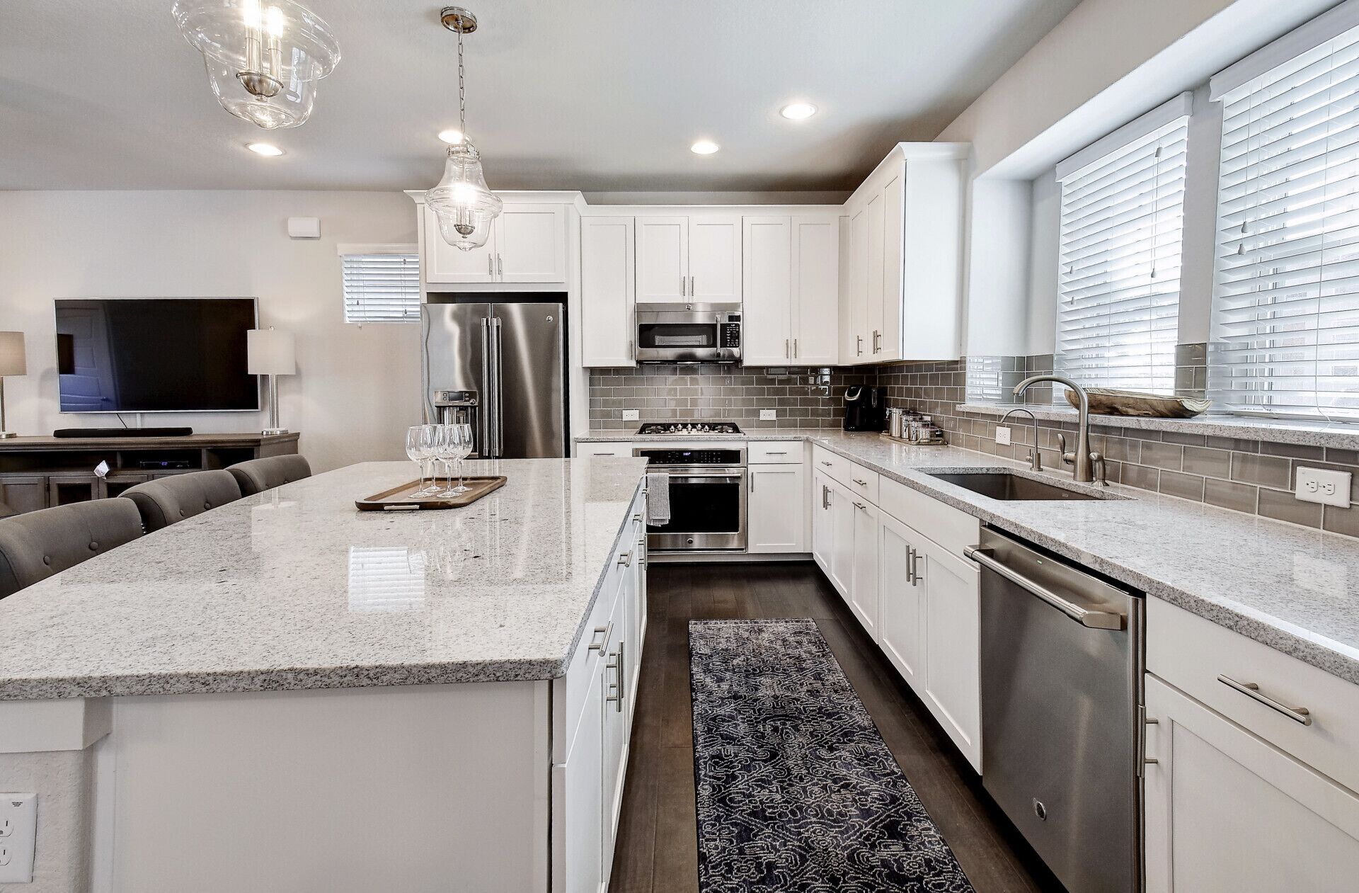 Riverwalk, Alamo, Alamodome and Downtown - Blocks away! Professionally Decorated