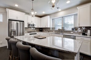 冷蔵庫、電子レンジ、オーブン、コンロ