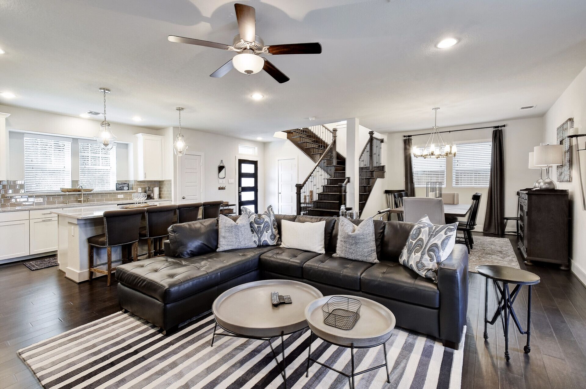 Riverwalk, Alamo, Alamodome and Downtown - Blocks away! Professionally Decorated