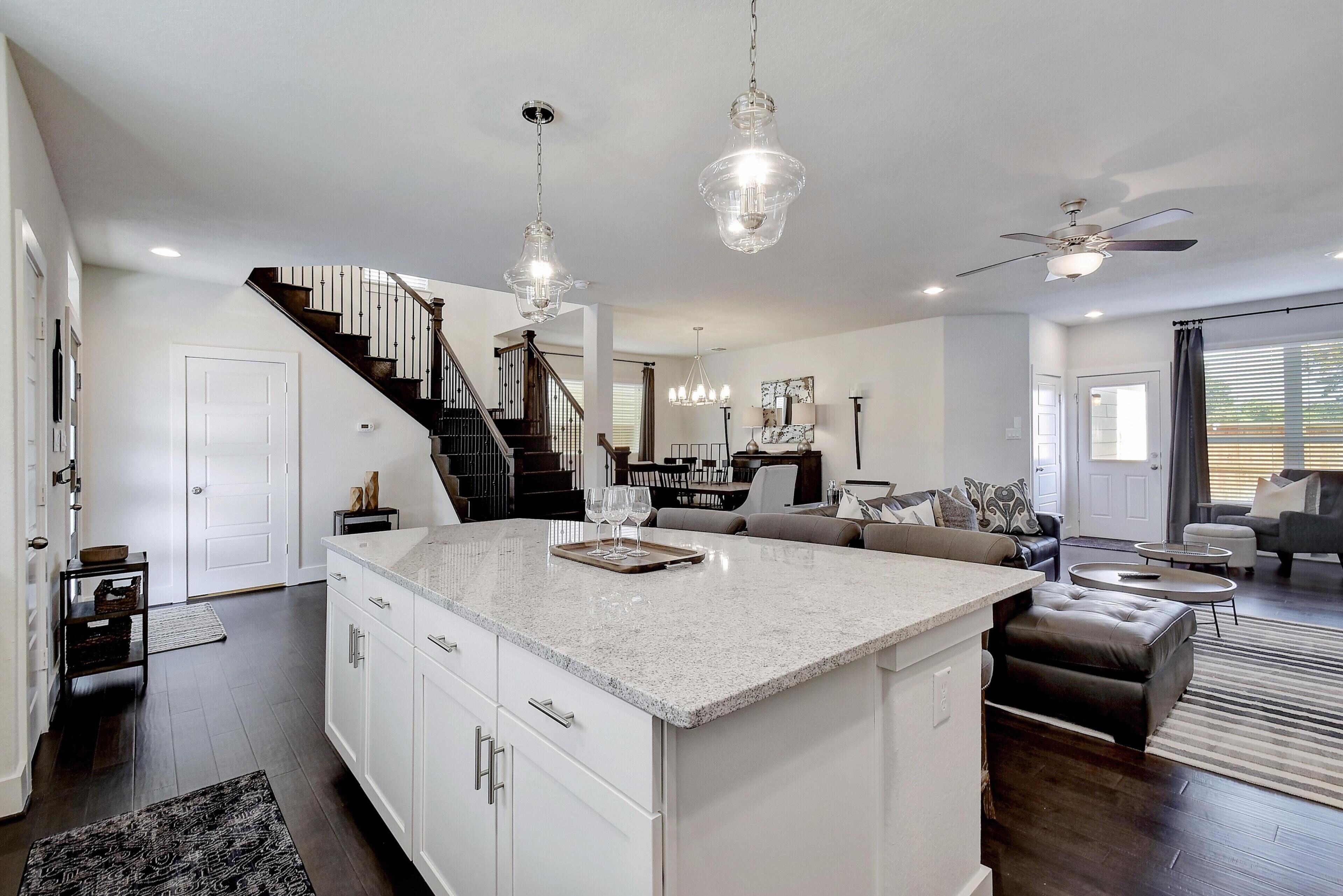 Riverwalk, Alamo, Alamodome and Downtown - Blocks away! Professionally Decorated