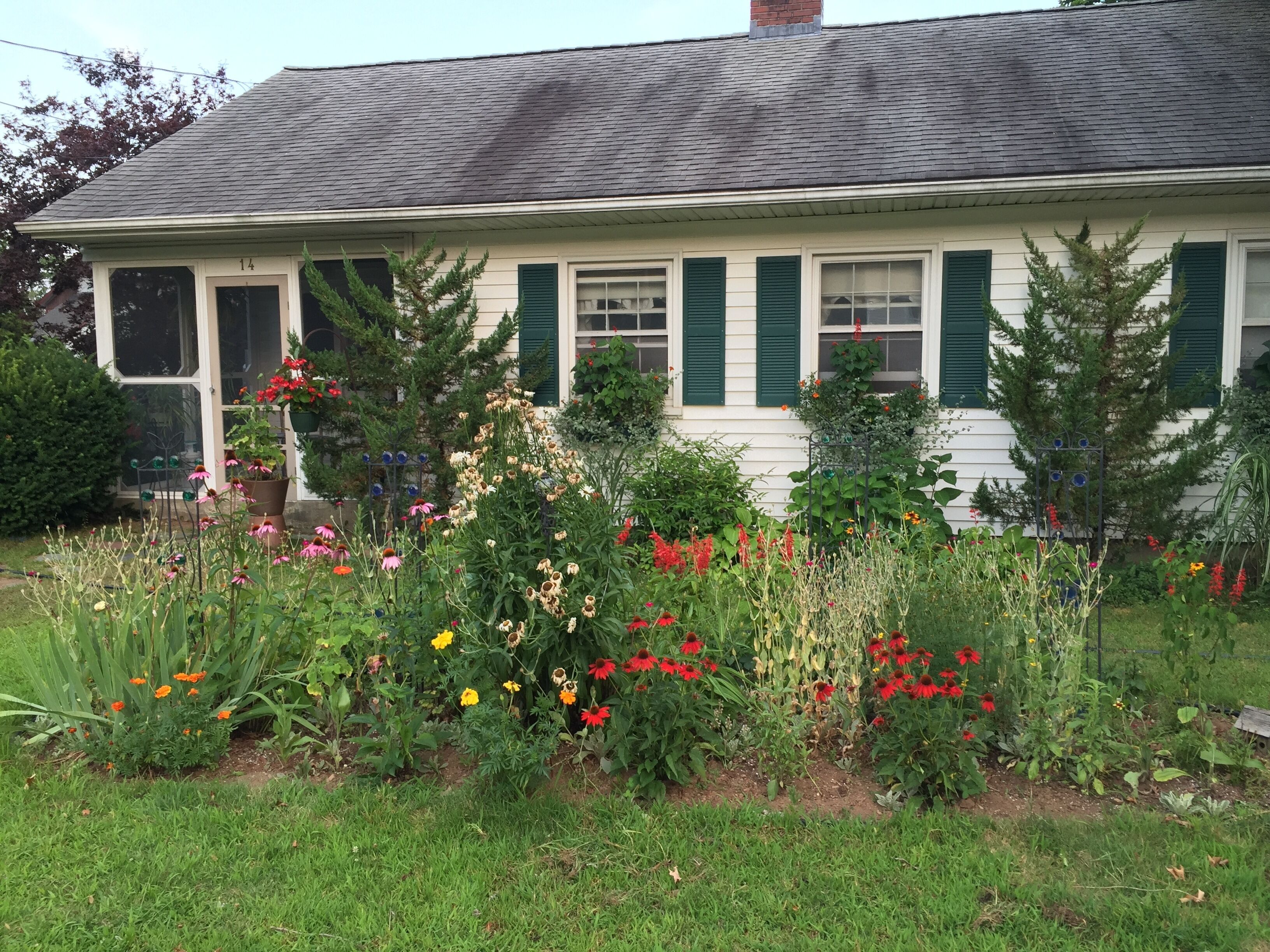 Quiet 2 bedroom summer haven overlooking beautiful West River