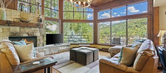 BEST VALUE IN VAIL-Walk to Lifts, Spacious Platinum Home, Views! Private Hot Tub