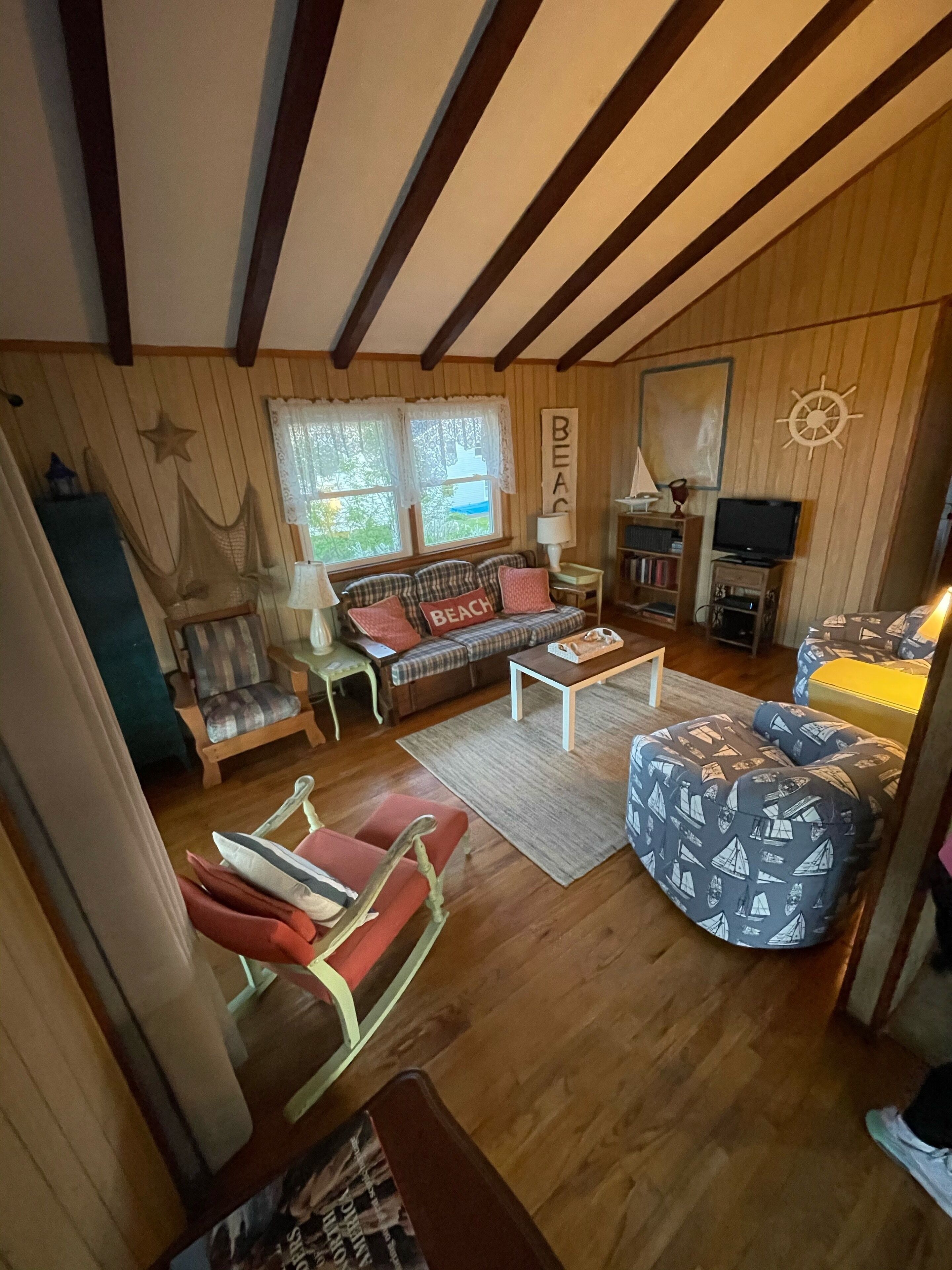 Beachfront, 3bdrm, 1.5bth, Sleeps 8, outdr shwer, WIFI, Cable