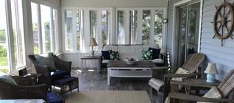 Quaint Beachfront Cottage, Panoramic Bay Views! Sleeps 8, Pet Friendly