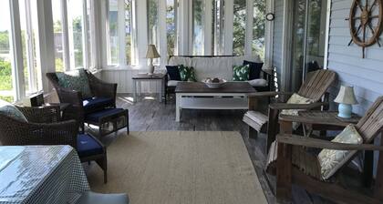 Quaint Beachfront Cottage, Panoramic Bay Views! Sleeps 8, Pet Friendly