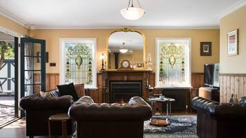 Télévision, cheminée