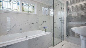Shower, jetted tub - Gladville- old world charm with stunning views (Daylesford)