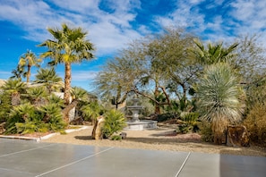 Property grounds - Modern Vegas Hot Tub Retreat • Pet Friendly • Near Strip • 10% Off January (Las Vegas)