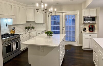 Big Kitchen, Two Masters, Hot Tub, Short Walk from Croatan Beach