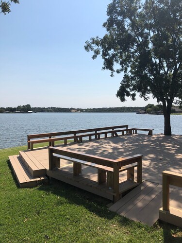 Private lake retreat with great decks, kayaks, bbq and fire pit.