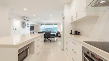 Coffee/tea maker, fridge, oven, stovetop