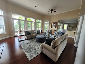 Smart TV, chimenea, reproductor de DVD y futbolito 