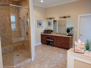 Combined shower/bathtub, jetted bath, hair dryer, towels