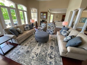 Una Smart TV, una chimenea, un reproductor de DVD, un futbolín