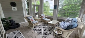 Smart TV, chimenea, reproductor de DVD y futbolito 