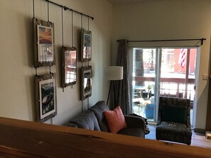 تلفزيون ذكي، مدفأة، مشغل دي في دي، كُتُب