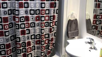 Duschwanne, Haartrockner, Handtücher, Toilettenpapier