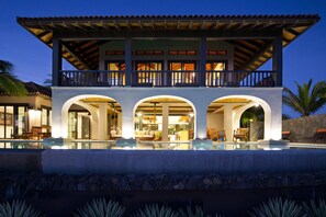 Outdoor pool - Oceanfront Villa In A Beach-lover's And Surfer's Paradise (Playa Negra)