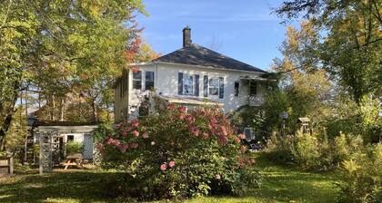 Maalaistalo, 6 makuuhuonetta, itäkaupungissa, Québec.
