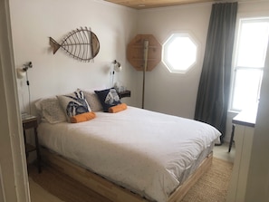 7 soverom, skrivebord, strykejern/-brett og reiseseng for barn